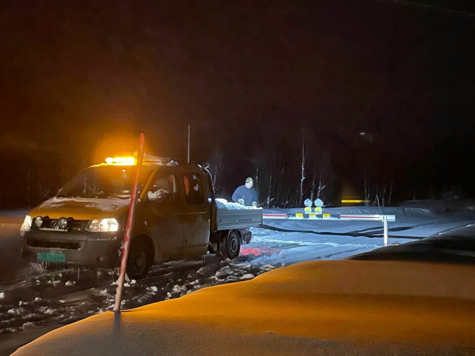 TAMOKVEIEN: Statens vegvesen har stengt Tamokveien. En bilfører sitter fast mellom to skred. Foto: Kristine Aarhaug