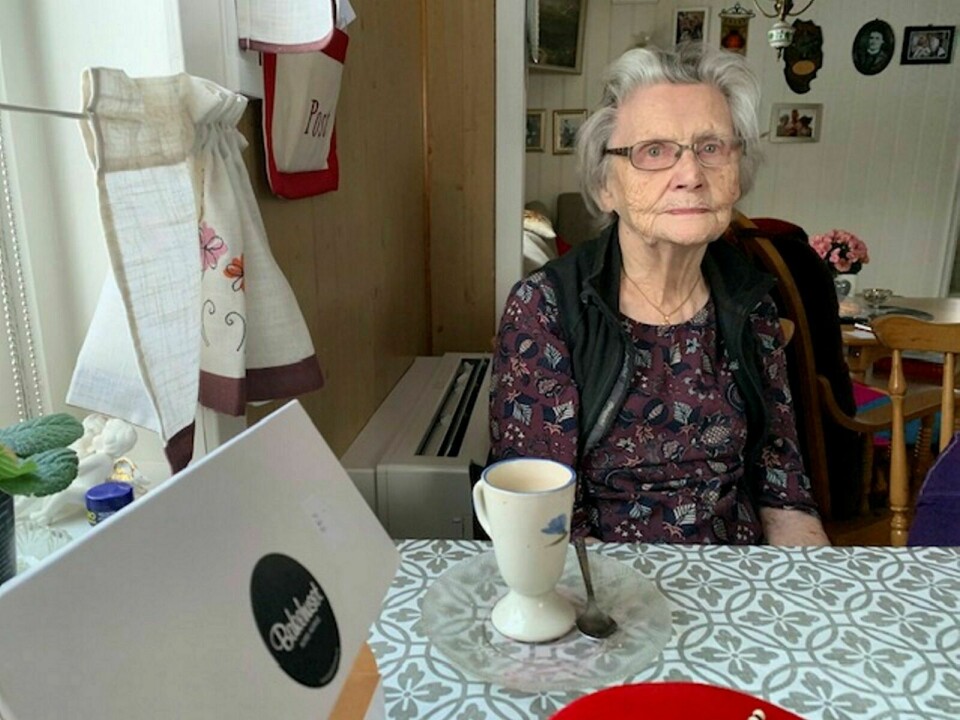FRYKT: Gårdsveien til Guri Åsheim (95) i Takelvdalen er oversvømmet og uframkommelig. Nå frykter hennes pårørende hva som vil skje hvis mora blir syk og trenger ambulanse. Foto: Privat