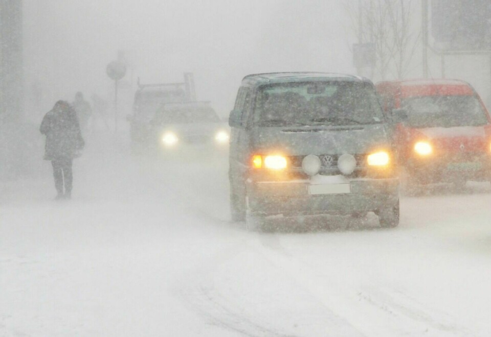REDUSERT SIKT: Snøfallet kan føre til redusert sikt og vanskelige kjøreforhold. Illustrasjonsfoto: Rune Stoltz Bertinussen / NTB