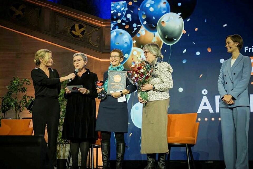 VINNERE: Anita Hilstad (med diplomet) og Anne Grete Flasnes (med blomster) representerte omgsorgsberedskapsgruppene i Norske kvinners sanitetsforening under utdelingen av Frivillighetsprisen 2021. Pressefoto: Birgitte Heneide / Frivillighet Norge