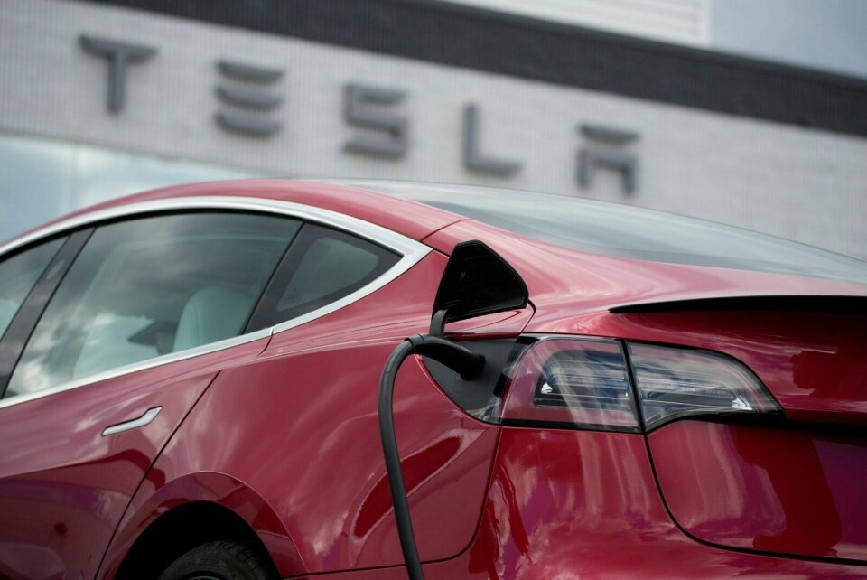 TESLA MEST SOLGT: En Tesla Model 3 står til lading. Det er den mest solgte modellen i Norge. Foto: David Zalubowski / AP / NTB