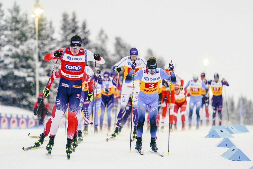 STARTMANN: Norges Erik Valnes (t.v) og Frankrikes Hugo Lapalus (t.h) under 4 x 7,5 km stafett for menn under verdenscupen i langrenn på Birkebeineren skistadion. Foto: Fredrik Varfjell / NTB