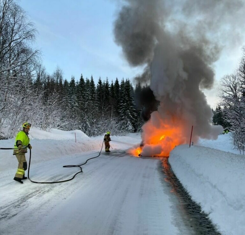 OVERTENT: Bilen ble totalskadd i brannen onsdag formiddag. Foto: Privat