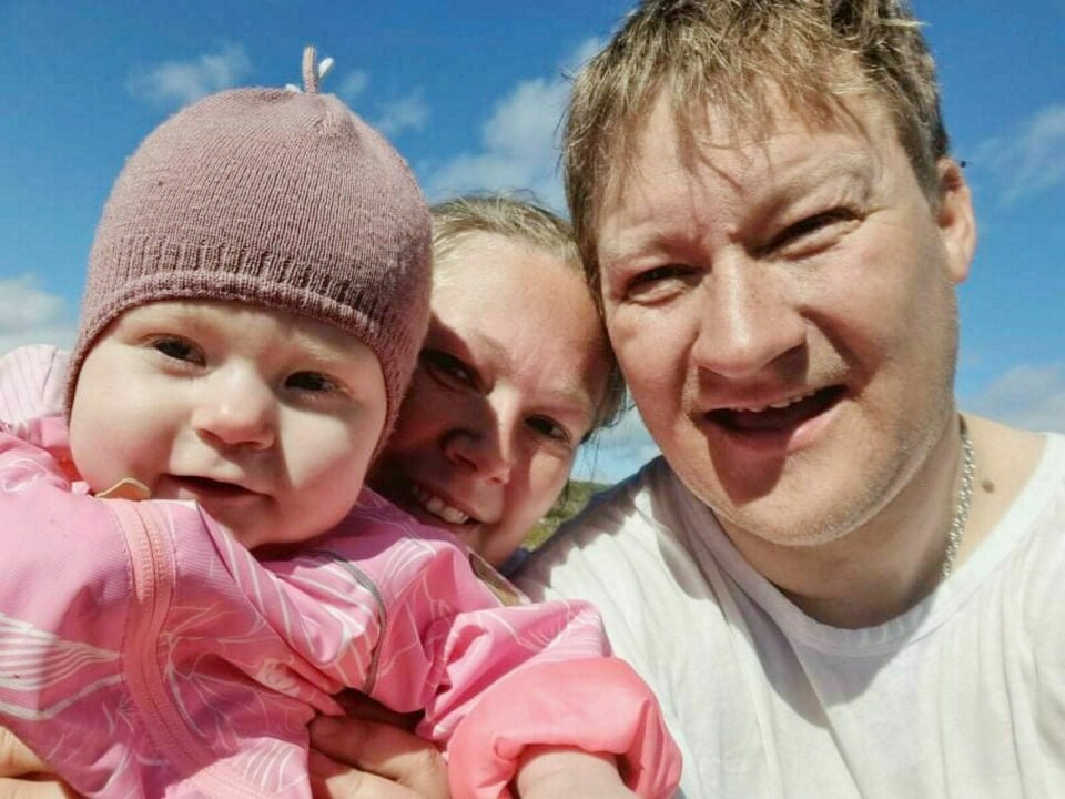 VENTER PÅ LOV TIL Å FLYTTE: Stine-Sol Solvang, samboer Alexander og dattera Temine venter bare på å få bosette seg i Balsfjord. Foto: Privat