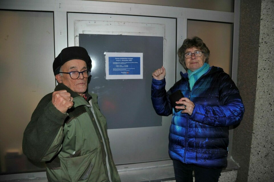 FORTVILT: Herman Asplund og Werna Myrslett har liten forståelse for at minibanken på Storsteinnes er fjernet. – Det er helt håpløst gjort av banken, som absolutt burde behold minibanktjenesten her, sier de. Foto: Leif A. Stensland