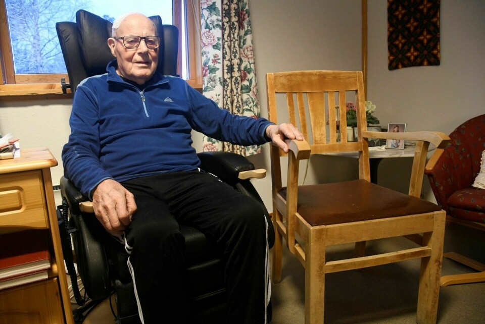 NYTT OG GAMMELT: Ottar Dørum (94) var i sin tid snekker, og laget mange stoler. En av disse ble han forrige fredag gjenforent med - rundt 70 år etter at han laget den. Foto: Torbjørn Kosmo