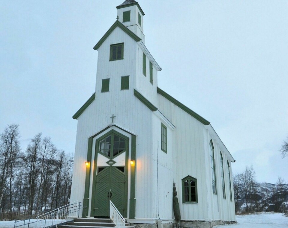 KALDT: Selv med varmen på, blir det kaldt inne i Balsfjord kirke. Foto: Sol Gabrielle Larsen
