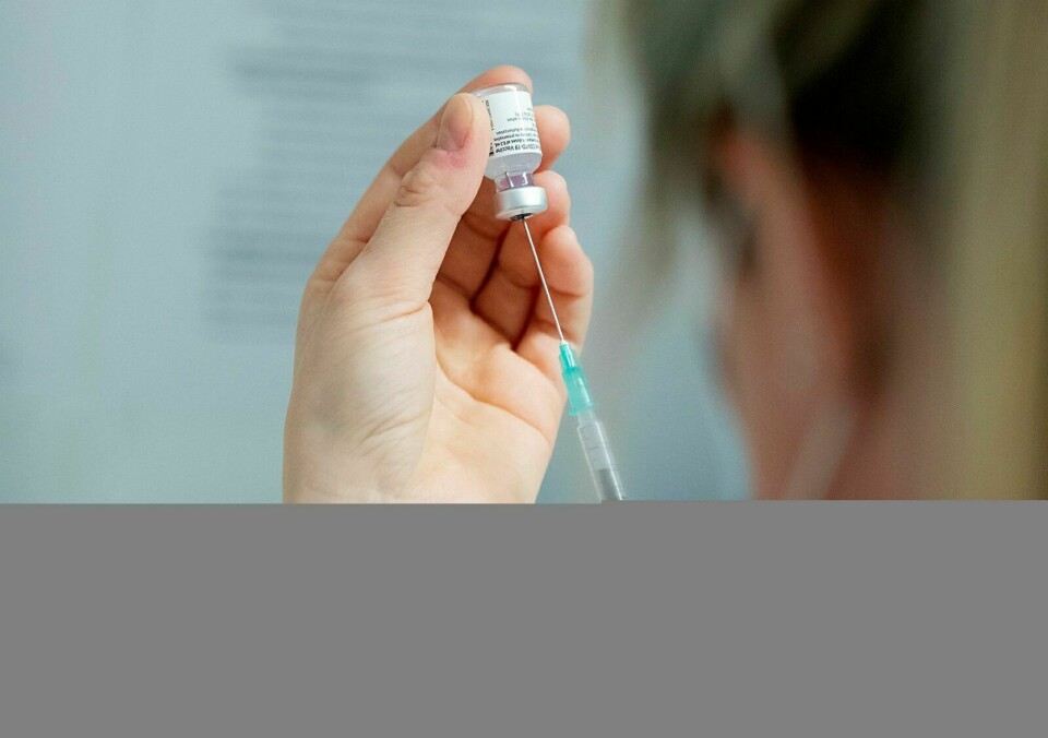 DROP-IN: De som kvalifiserer for et tredje stikk av koronavaksina, har mulighet til å la seg vaksinere tirsdag i romjula. Foto: Berit Roald/NTB