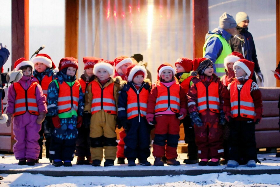 UNGE KORSANGERE: Julegrantenning på Storsteinnes der Trollskogens julekor sang julesanger vakkert. Foto: Even Dørum