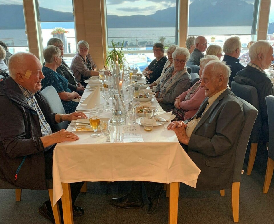 MIDDAG: Blant tiltakene for å bedre hverdagen er eldre i Balsfjord blitt invitert med ut på middag. Her fra turen til Malangen Resort. Foto: Jorunn Bråthen