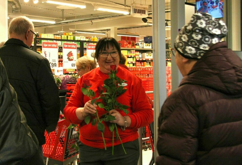 BLOMSTERPIKE: Liv Elin Mikkelsen Holmvik har vært ansatt på Prix i 21 år. Hun delte ut roser til kundene på åpningsdagen for Extra. Foto: Kristine Aarhaug