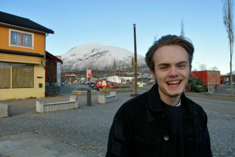 PRISVERDIG: Morten Nyberget (19) blir den 27. november tildelt Ungdommens motivasjonspris i Bardu. Det har han god grunn til å smile for. Foto: Torbjørn Kosmo