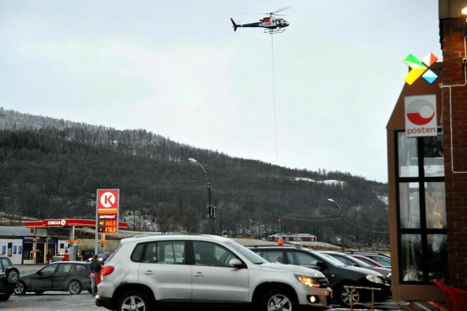 MYE AKTIVITET: Det ble en del turer på helikopteret på Storsteinnes fredag. Foto: Sol Gabrielle Larsen