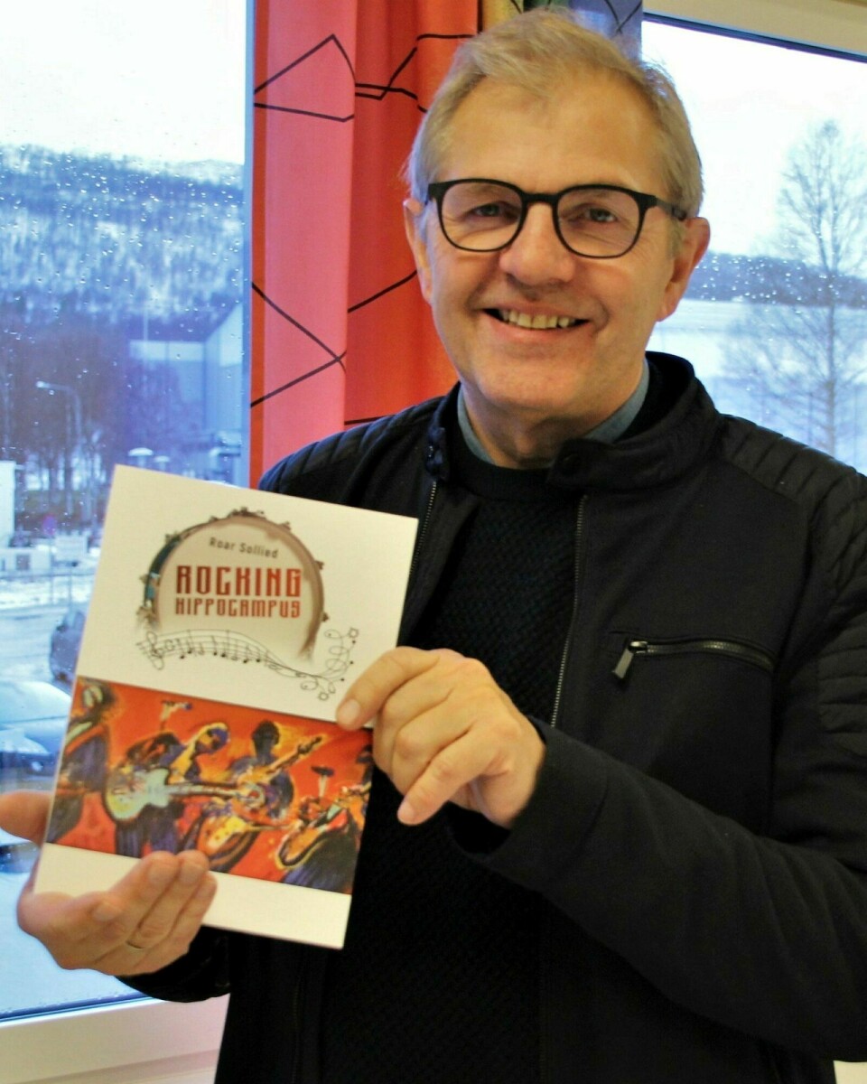 KNIPPE HISTORIER: Med boka 'Rocking Hippocampus' skildrer Roar Sollied 101 humoristiske fortellinger fra virkeligheten, med utgangspunkt i musikkmiljøet i Midt-Troms-regionen fra 1970 og fram til i dag. Foto: Vera Lill Bjørkhaug