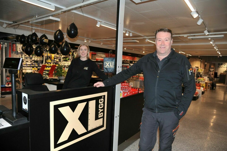 60-ÅRS JUBILEUM: Butikksjef Elisabeth ser sammen med pappa og eier av Nysted AS fram til at kunder skal komme innom og få mange gode tilbud når butikken på Storsteinnes kjører både kampanjer og aktiviteter i forbindelse med 60-års jubileet.
