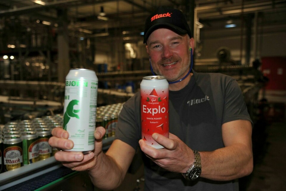 NYHETER: Bryggerimester Rune Lennart Andreassen viser stolt frem to av Macks tre nye produkter. Foto: Leif A. Stensland