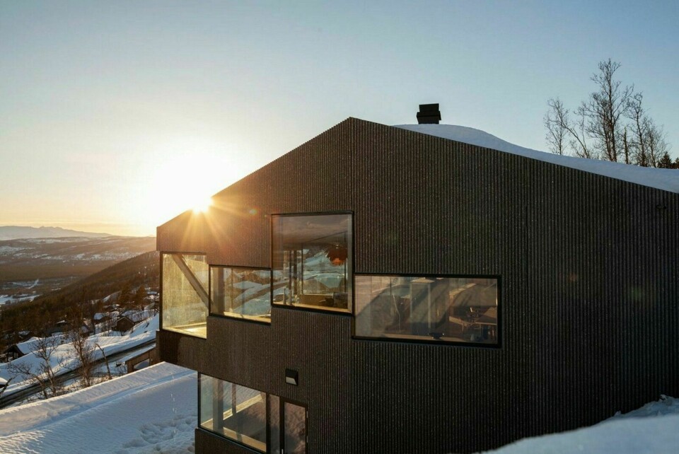 FINALIST: Sist gang den prestisjetunge prisen gikk til Troms, var til Tromsøbrua for 60 år siden. Nå er denne flotte hytta bygd av betong i Målselv Fjellandsby blant fem finalister i kampen om å bli kåret til «Betongtavlen 2021». Foto: Lars Hamran