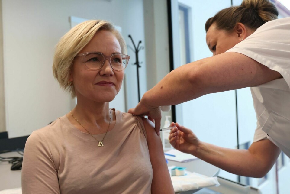 VAKSINERTE SEG: Helseminister Ingvild Kjerkol (Ap) fikk fredag influensavaksinen. Foto: Beate Oma Dahle / NTB