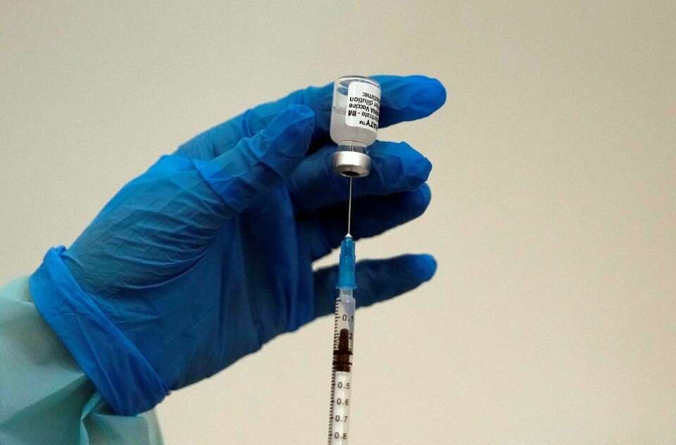 En dose med Pfizers koronavaksine klargjøres på et vaksinesenter i Beograd. Illustrasjonsfoto: Darko Vojinovic / AP / NTB
