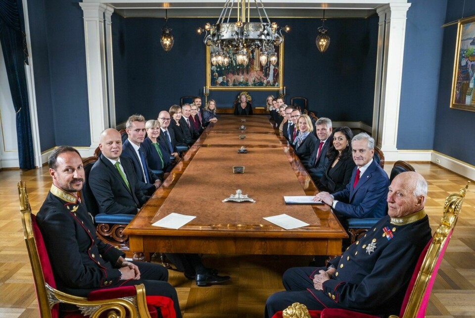 VED KONGENS BORD: Regjeringen Støre møtte kongen og kronprinsen i sitt første statsråd på Slottet torsdag i forrige uke. Foto: Håkon Mosvold Larsen / NTB