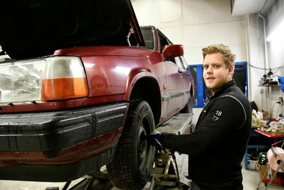 DEKKSKIFTE: Her er mekaniker Joakim Kofoed Våden hos Biltech AS i gang med å dekk på en eldre Volvo torsdag formiddag. Foto: Torbjørn Kosmo