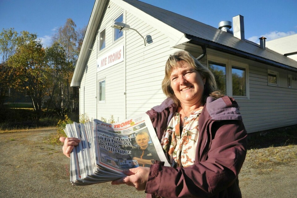 GLAD FOR OPPGANG: Daglig leder Gry Thorsteinsen, her med 19 aviser i armene, er glad for at Nye Troms fortsetter opplagsveksten. Foto: Kari Anne Skoglund