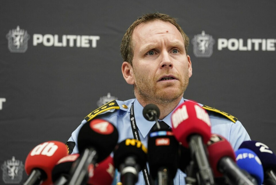 ETTERFORSKNINGSSTATUS: Politiinspektør Per Thomas Omholt redegjør for etterforskningen i drapssaken på Kongsberg fredag ettermiddag. Foto: Terje Bendiksby / NTB