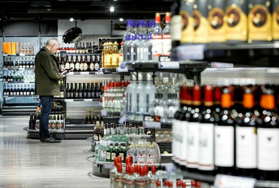 ØKNING: Alkoholsalget fortsetter å øke. I 2. kvartal i år ble det solgt 8,69 millioner liter med ren alkohol. Illustrasjonsfoto: Gorm Kallestad / NTB