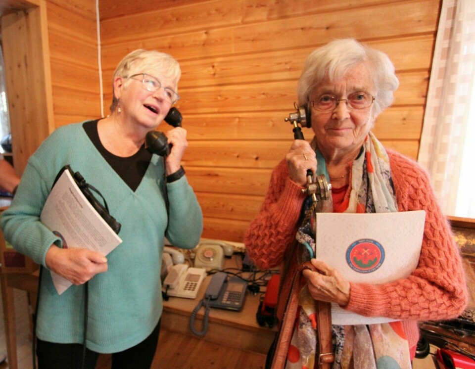 FØRSTEHÅNDS: Anna Rismo (t.v.) og Marit Lundamo var to av kvinnene som hadde sitt daglige virke ved telegrafstasjonen på Moen, og delte historier og opplevelser med tilhørerne. Foto: Vera Lill Bjørkhaug