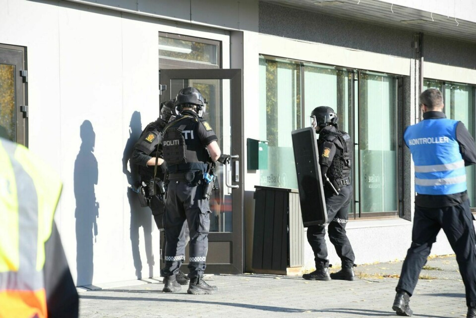 ENTRER BYGNINGEN: Tre fullt utrustede politimenn entrer bygningen på jakt etter gjerningsmannen under øvelsen. Foto: Torbjørn Kosmo