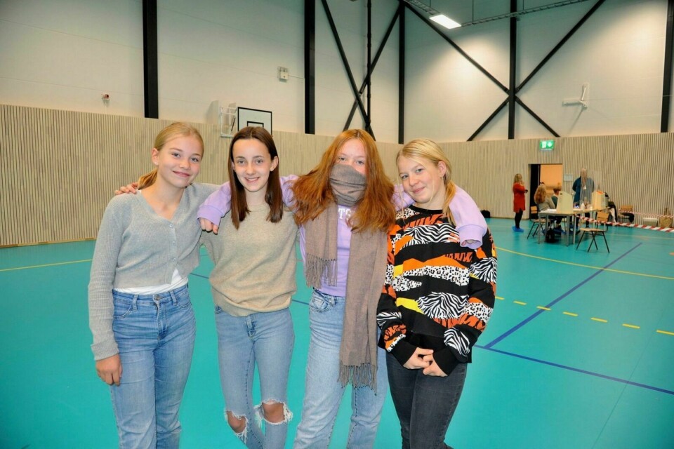 LITT INTERESSERT: Solvor, Mina, Betina og Idunn går i 7. klasse på Olsborg skole, og er litt interessert i politikk Foto: Kari Anne Skoglund