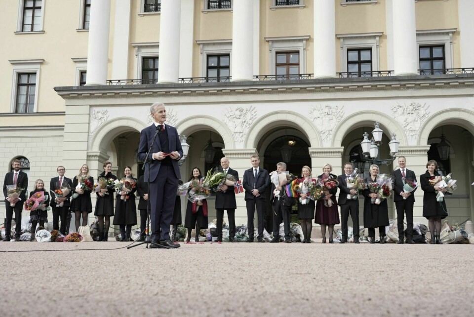 PÅ SLOTTSPLASSEN: Statsminister Jonas Gahr Støre i spissen for den nye regjeringen. Foto: Heiko Junge / NTB