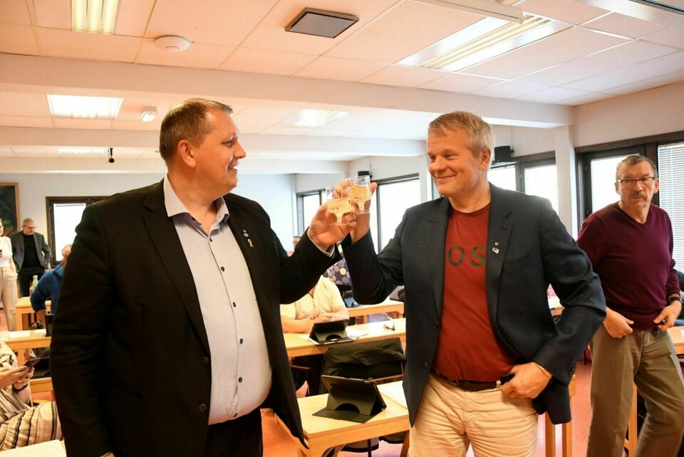 SKÅLTE: Det var en fornøyd ordfører Bengt-Magne Luneng og varaordfører Martin Nymo som kunne skåle sammen etter vedtaket. Foto: Torbjørn Kosmo