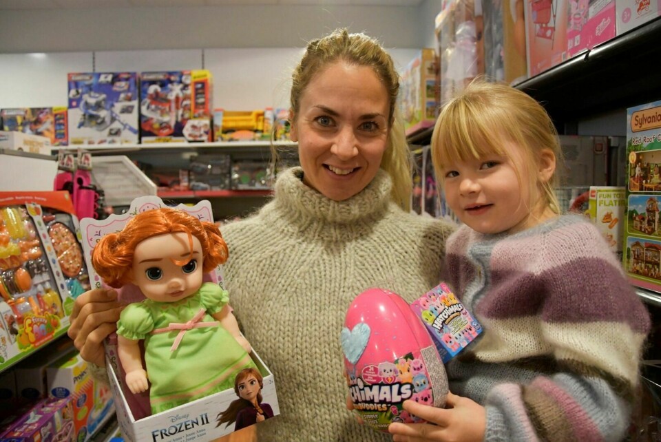 VILLE HA ROSA EGG: Mor Monica Stenbakken og lille Ellinor (4) tok turen innom åpninga av lekebutikken fredag formiddag. Fireåringen var ute etter et rosa egg. Foto: Torbjørn Kosmo