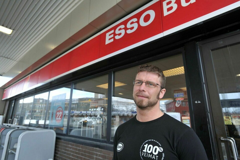 SOLID OVERSKUDD: Innehaver av Esso-stasjonen på Setermoen, John Hanstad, er mer enn strålende fornøyd med regnskapsfasiten for fjoråret. Arkivfoto: Terje Tverås