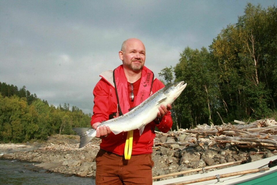 LIVETS FØRSTE: Tom Vegar Kiil (SV) har definitivt fått større fisk enn dette som yrkesfisker, men det var hans aller første laks. Selv syntes han den var litt liten å lage så oppstyr for. Foto: Kristine Aarhaug