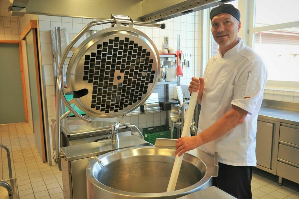 GOD KAPASITET: Tommy Bertheussen har god kapasitet på kjøkkenet. I denne «gryta» lager han lett 80 liter med varmmat i slengen. Nok mat til alle barnehagene og litt til, ifølge han. Foto: Marius Mikalsen