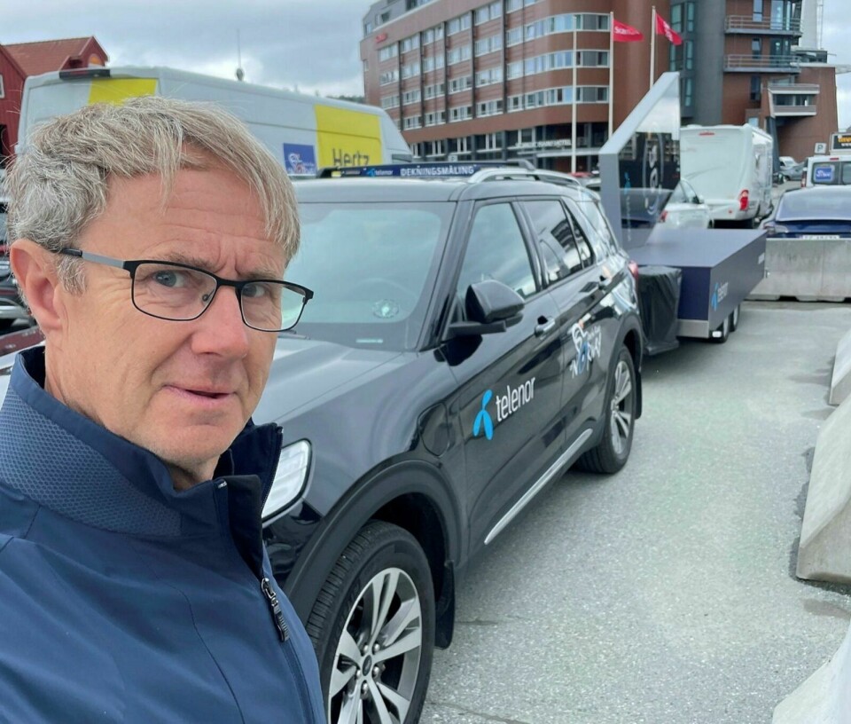 DEKNINGSBIL: Sammen med seg hadde dekningsdirektør i Telenor, Bjørn Amundsen, med seg en bil. Han kjørte selv motorsykkel, og teamet i bilen hjalp til med målinga av mobilnettet langs veiene. Foto: Privat