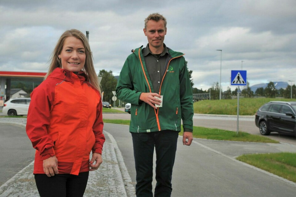 VALGKAMP: Senterpartiet var representert i Indre Troms denne uka, når Sandra Borch (t.v.) og Ola Borten Moe besøkte Setermoen og Heggelia. Foto: Marius Mikalsen
