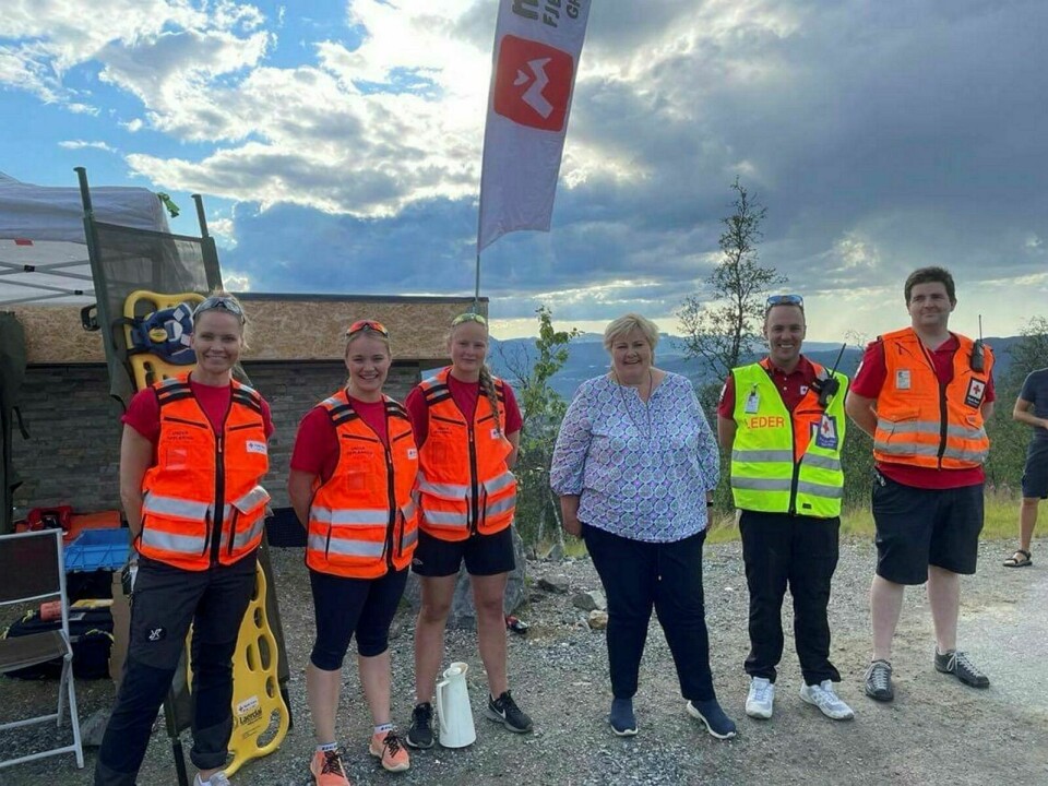 ARCTIC RACE: Under sist helgs Arctic Race of Norway var Målselv Røde Kors hjelpekorps til stede i fjellandsbyen. Der fikk de fotomulighet sammen med statsministeren. Foto: Privat