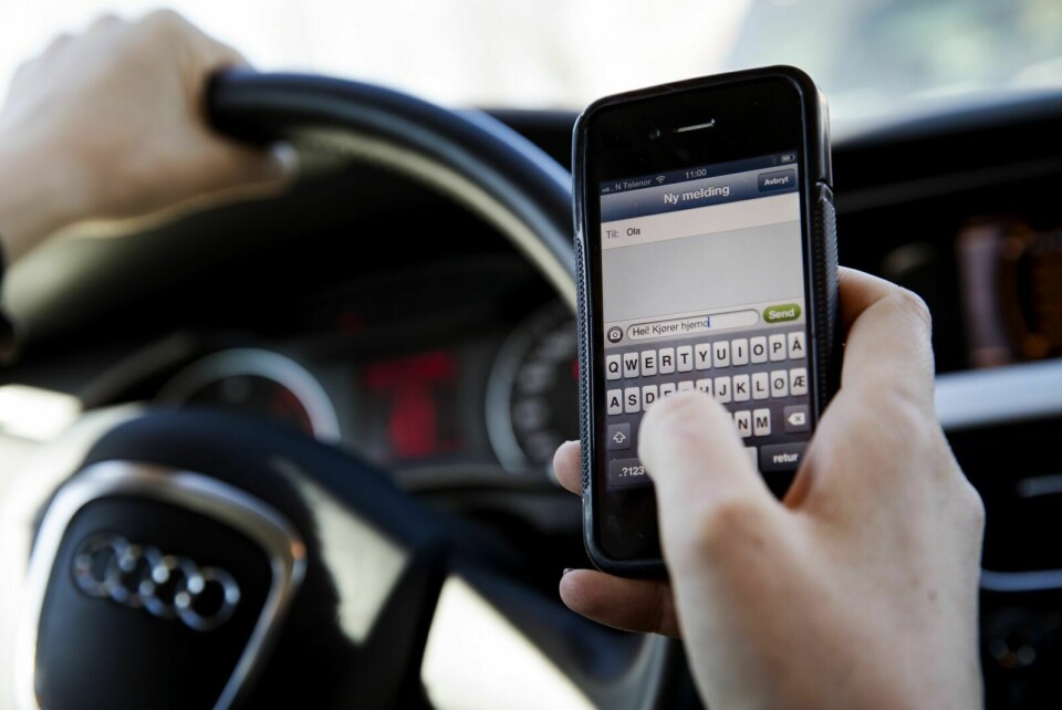 STADIG FLERE: 558 ble bøtelagt for mobilbruk under bilkjøring i første halvår i år. Dette er en økning på 18 prosent, skriver Ung i Trafikken i en pressemelding. Illustrasjonsfoto: Erlend Aas / NTB