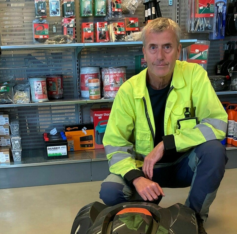 FORNØYD: Bjørn Gjærum er godt fornøyd med salget av robotgressklippere, særlig denne somemren. Foto: Arne Holmstad