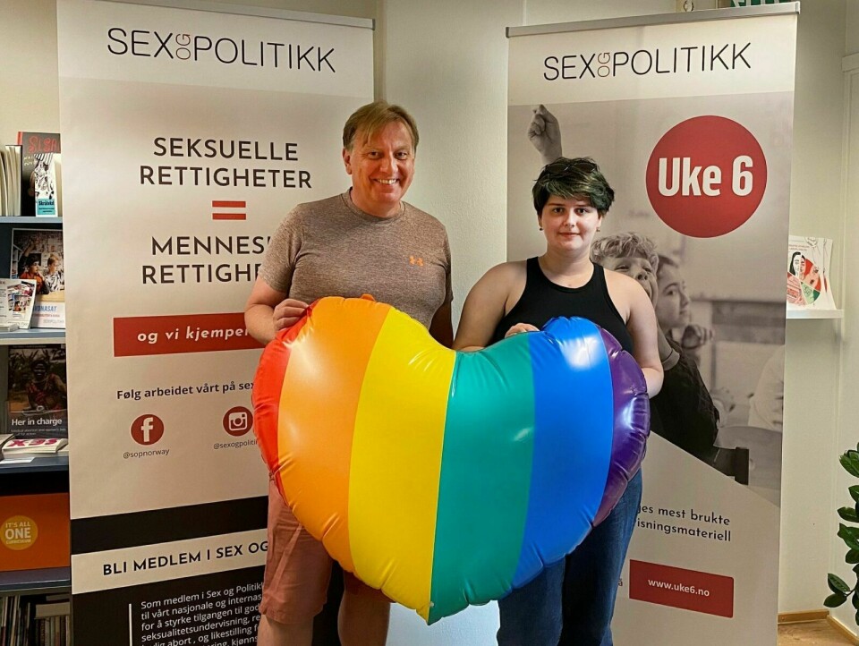 VINNER: Vinner Polina Vorobeva med daglig leder i Sex og Politikk, Tor-Hugne Olsen. Foto: Sex og Politikk