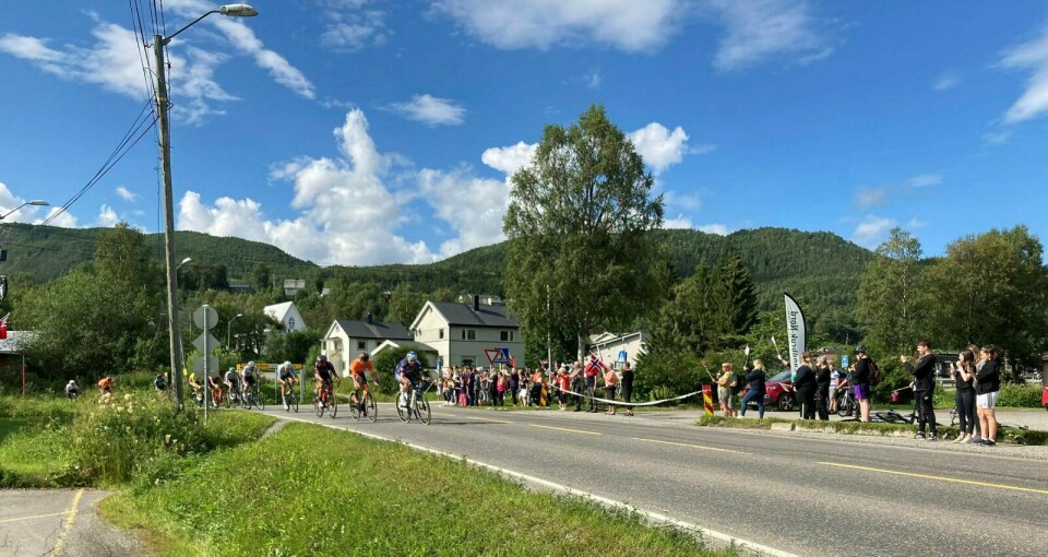 HEIER: Innbyggerne på og rundt Storsteinnes er flinke til å heie på syklistene når de første ankommer bygda. Foto: Arne Holmstad