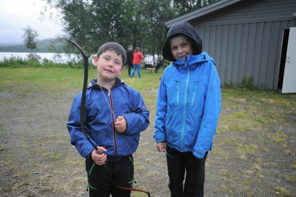 TREFFSIKRE: Søskenbarna Henrik Johannes (6) og Alfon Nikolai (9) synes det var helt topp med bueskyting ved Sagelvvatn bygdehus. Foto: Maiken Kiil Kristiansen