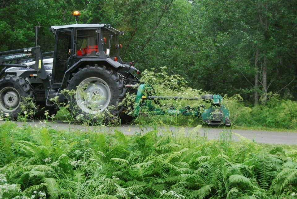 KANTKLIPPING: Kantklipping gjennomført av en traktor langs en lokal vei. Illustrasjonsfoto: Johannes Ingvaldsen