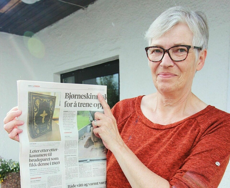 OPPKLART: Lillian Nyrud Johansen takker lokalavisa for hjelpa til å finne etterkommerne til den gamle og forseggjort dekorerte bibelen.