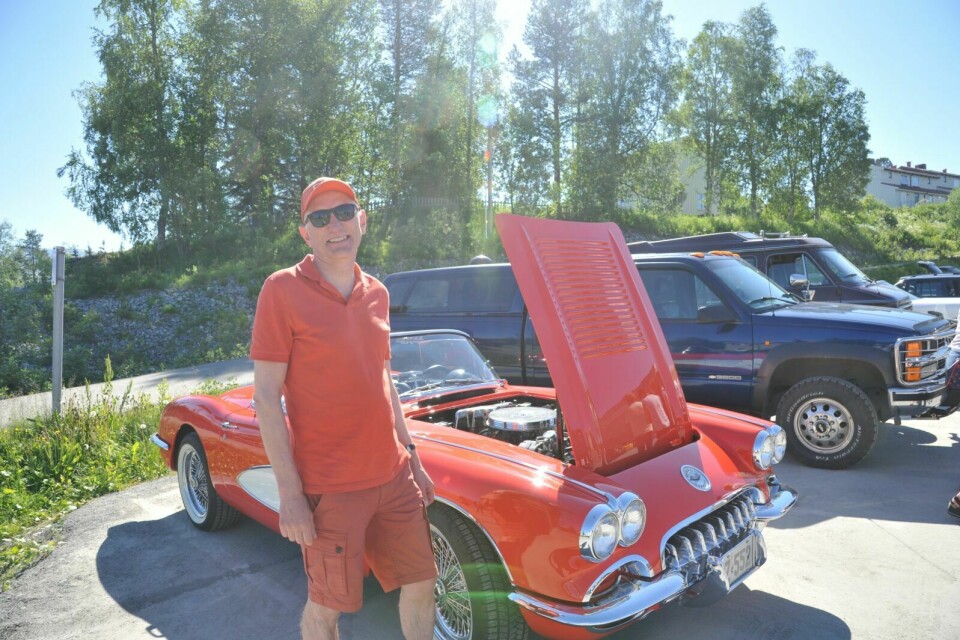 MATCHET: Rune Thomassen passer på at klærne står i stil til sin Chevrolet Corvette når han er på tur med den. Foto: Kari Anne Skoglund