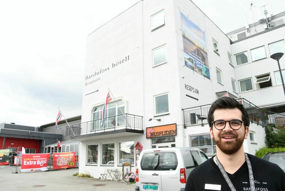 GOD SESONG: Daglig leder på Bardufoss Hotell, Marius Solheim Nilsen, er fornøyd med sommersesongen på hotellet. Foto: Torbjørn Kosmo