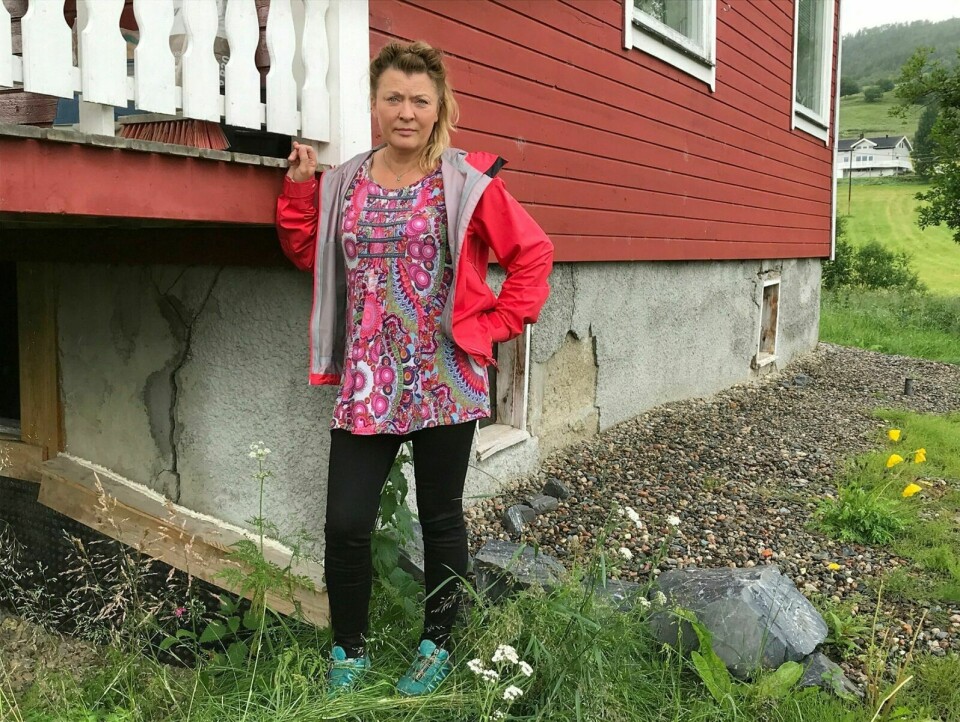 FORTVILER: Nina Larsen foran huset som hun frykter skal rase sammen når som helst da hun hevder det er sig i grunnen.